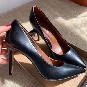 Brand New Christian Siriano black faux leather pumps size 8